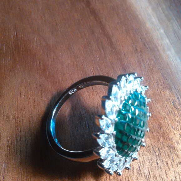 Simulated White and Green Diamond Sunburst Sterling Silver Ring (Size 6) - Picture 7 of 11